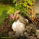 Gartendeko Figur: Bronzefigur Garten, Mads der Hase, Wasserspeier/Brunnen, 30 cm hoch mit Stein