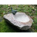 Gartendeko Figur: Bronzefigur Garten, Vogeltränke mit  Bronzevogel, ca. 30 cm breit - auf rötlichem Granit-Stein, Bronze und Naturstein winterfest, original Rottenecker Objekt