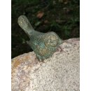 Gartendeko Figur: Bronzefigur Garten, Vogeltränke mit  Bronzevogel, ca. 30 cm breit - auf rötlichem Granit-Stein, Bronze und Naturstein winterfest, original Rottenecker Objekt