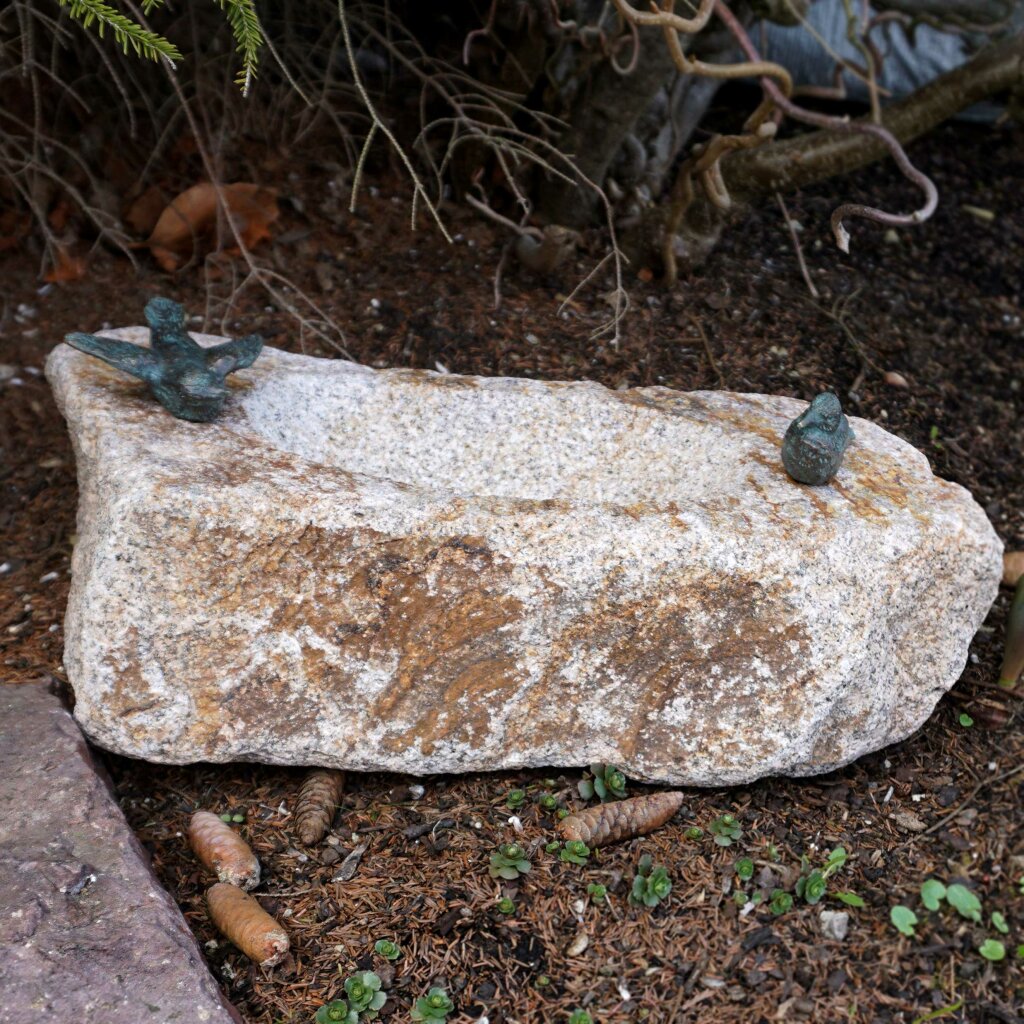 Gartendeko Figur: Bronzefigur Garten,  Vogeltränke mit 2  Bronzevögeln, ca. 30 cm breit - mit rötlichem Stein 	 
		 (Bronze, Vogel Garnit, Vogeltränke, Granitstein, rötlicher Granitstein, Rottenecker, 88103, 88104)  
	