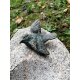 Gartendeko Figur: Bronzefigur Garten,  Vogeltränke mit 2  Bronzevögeln, ca. 30 cm breit - mit rötlichem Stein