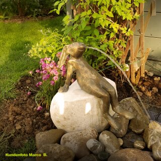 Details:   Gartendeko: Bronzefigur Mads der Hase, Wasserspeier/Brunnen, 30 cm hoch mit Granitfindling + Pumpe / Gartenfigur,Bronzefigur,Bronzeskulptur,Gartenskulptur,Gartendeko 