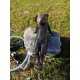 Gartendeko: Bronzefigur Mads der Hase, Wasserspeier/Brunnen, 30 cm hoch mit Granitfindling + Pumpe, original Rottenecker Objekt