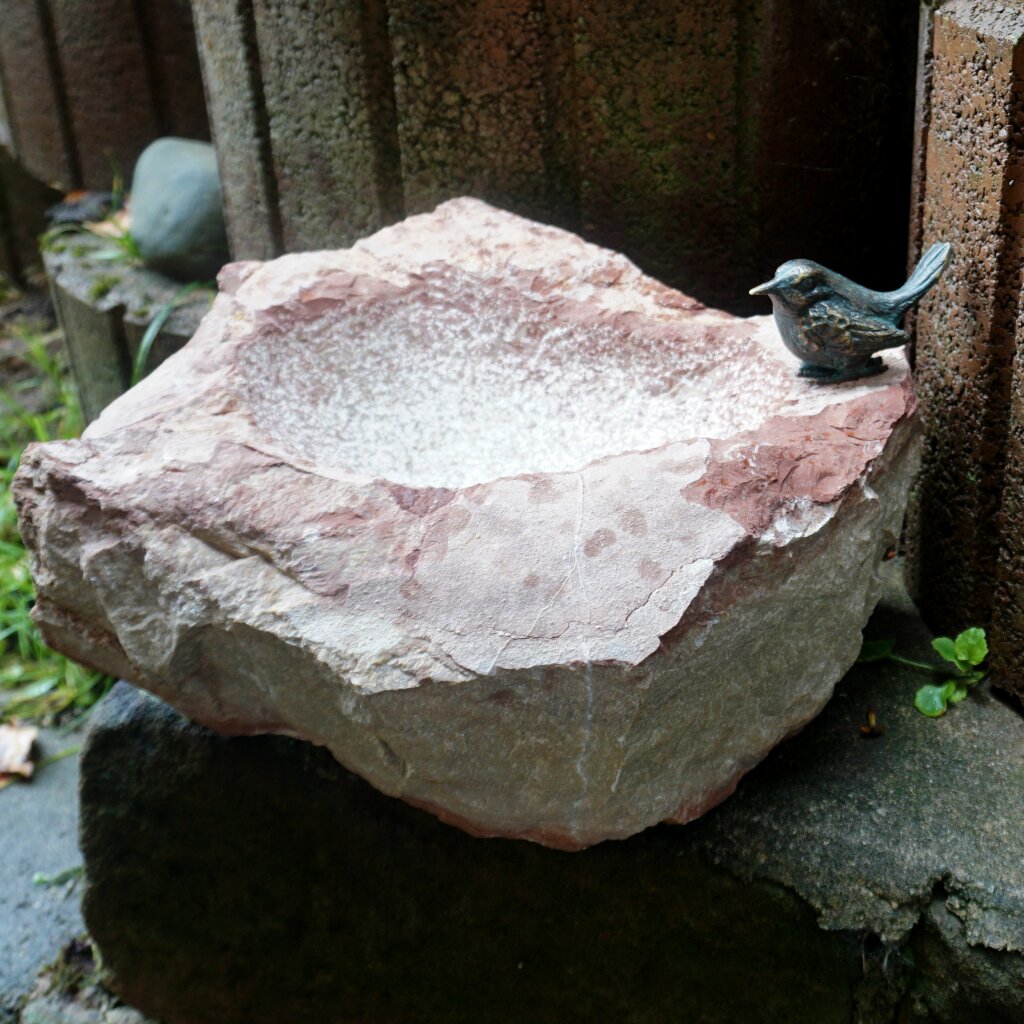 Gartendeko: Vogeltränke mit  Bronze-Vogel, ca. 30 cm breit - mit rötlichem Bergstein 	 
		 (Bronze Vogel,  Vogeltränke,  rötlicher Granitstein, Rottenecker, Bergstein)  
	