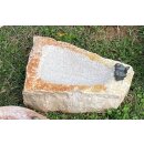 Gartendeko: Vogeltränke mit  Bronze-Vogel, ca. 30 cm breit - mit rötlichem Bergstein, original Rottenecker Objekt