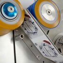 Elektrischer Hand Flaschen-Etikettierer Edykedy EK100, zum einfachen Etikettieren von Flaschen   Gläsern, Konserven-Dosen oder andere Zylinder, für ein Vorder-Etikett, made in Germany (Versand kostenfrei *)