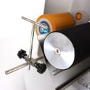 Elektrischer Hand Flaschen-Etikettierer Edykedy EK100, mit zusächlich pneumatsichem Andruck zum stehenden Etikettieren von Flaschen, Gläsern, Konserven-Dosen oder anderer Zylinder, für ein Vorder-Etikett, made in Germany (Versand kostenfrei *)