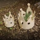 Gartendeko lackiert:  "Krone" groß,   Beige, Übertopf / Pflanzbehälter, Metall, Beige lackiert, Ø ca. 22cm, ca. 27cm hoch, Stahl, original Rottenecker Objekt