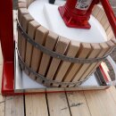 Manuell hydraulische Tisch-Korbpresse, 25 Liter,   Obstpresse mit bis zu10 Tonnen Pressdruck,  60-80 l Stundenleistung, Holz-Presskorb, Edelstahl-Ablaufwanne, sehr stabile Qualität, made in EU (versandkostenfrei)*