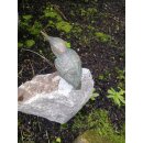 Gartendeko Figur: Bronzefigur Garten, Eisvogel klein (ca. 7,5 cm), Flügel geschlossen, Vogel auf Schiefer-Stein mit eingrabbarem Beton-Standfuß, original Rottenecker Objekt