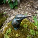 Gartendeko: Bronzefigur Eisvogel auf verschiedenen Steinsäulen, Stele ca. 60 cm hoch