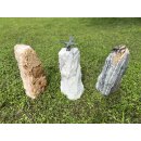 Gartendeko: Bronzefigur Nachtigal auf verschiedenen Steinsäulen, Stele ca. 50 cm hoch, Naturstein