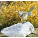 Gartendeko: Bronzefigur Nachtigall auf verschiedenen Steinsäulen, Stele ca. 50 cm hoch, Naturstein black / white