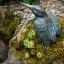 Gartendeko Figur: Bronzefigur Garten,  Eisvogel groß, 15 cm, Flügel offen, auf Schiefer-Stein mit eingrabbarem Beton-Standfuß, original Rottenecker Objekt