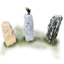 Gartendeko: Bronzefigur "Rabe lustig" auf verschiedenen Steinsäulen, Stele ca. 60 cm hoch, Naturstein Farbe yellow