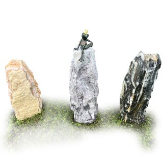 Gartendeko: Rottenecker Bronzefigur Froschkönig  klein sitzend, Höhe etwa 17cm, auf verschiedenen Steinsäulen, Stele ca. 60 cm hoch