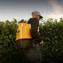 Elektrische 12 Liter Akku Rückenspritze / Unkrautspritze VOLPI VBE Elektron, 3 bar Druck, 12V 6Ah (72 Wh) Akku INKL. Transportwagen