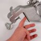 DER Klassiker für Kleinbetriebe und Bäckereien: Handbetriebener SCHNEIDER Entsteiner für Zwetschgen, Zwetschgenentsteienr aus Aluminum-Guss mit säurebeständigem 6-fach Messer, Auswerfer für geschnittene Zwetschgen und Steine, Links- /Rechtshänder-Griff