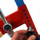 Kronkorken-Maschine: Kronkorker, vierkant Gestell lackiert, mit stufenweiser Einstellung (Lochung),  blauer Stahlfuß