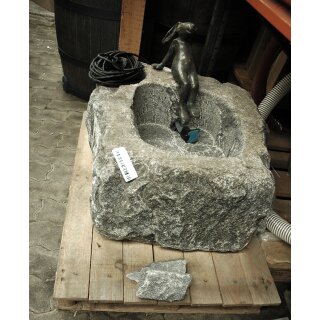 Sonderposten: Granit-Becken Cado mit der Bronzefigur Mads dem Hasen  (Restposten)