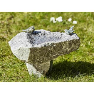 Details:   Gartendeko Figur: Bronzefigur Garten, Vogeltränke mit Sockel und Bronzevögel, Bronze-Vogel auf Stein / Vorgeltränke 