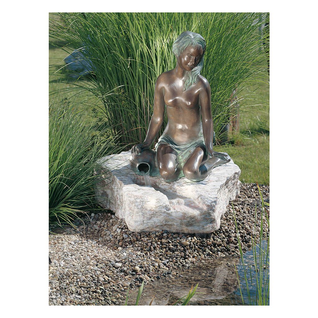 Gartendeko Figur: Bronzefigur Garten,  Frau sitzend, Alena, Wasserspeier Frau, 68 cm hoch 	 
		 (Bronzefigur,Bronzeskulptur,Gartenfigur,Gartenbrunnen)  
	