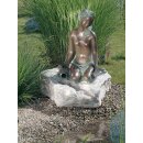 Gartendeko Figur: Bronzefigur Garten,  Frau sitzend, Alena, Wasserspeier Frau, 68 cm hoch