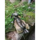 Gartendeko Figur: Bronzefigur Garten,  Mads der Hase, Wasserspeier/Brunnen, 30 cm hoch, original Rottenecker Objekt