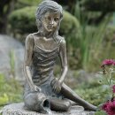 Gartendeko: Bronzefigur Mädchen sitzend, Malin,...