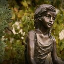 Gartendeko: Bronzefigur Mädchen sitzend, Malin,...