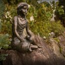 Gartendeko: Bronzefigur Mädchen sitzend, Malin, Wasserspeier/Brunnen, 34 cm hoch