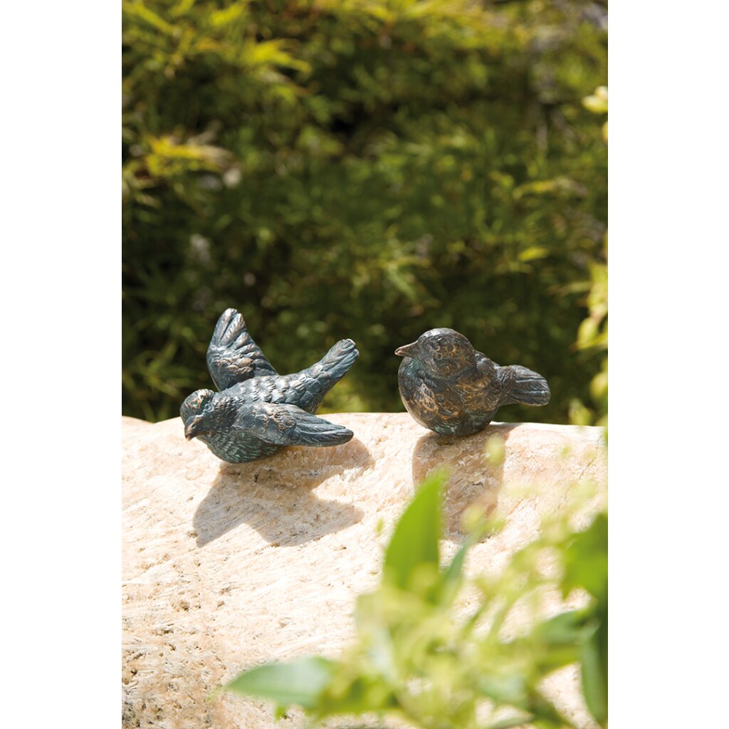Gartendeko Figur: Bronzefigur Garten,  Vogel, Flügel offen, 4 cm hoch (Restposten) 	 
		 (Bronzefigur, Singvogel, Bronzeskulptur, Gartenfgur, Bronze, 88103 Rottenecker)  
	