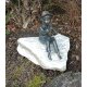 Gartendeko: Bronzefigur Toni auf Rosario-Findling, Wasserspeier/Brunnen, 32 cm hoch