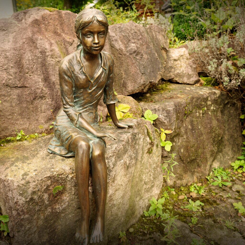 Gartendeko Figur: Bronzefigur Garten,  Mädchen / Frau sitzend, Berrit, 48 cm hoch, original Rottenecker Objekt 	 
		 (Bronzefigur, Bronzeskulptur, Gartenfigur, Mädchen, Frau, sitzend, Bronze, Statuette)  
	