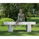 Gartendeko Figur: Bronzefigur Garten,  Mädchen / Frau sitzend, Berrit, 48 cm hoch