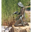 Gartendeko Figur: Bronzefigur Garten,  Frau sitzend / kniend, Noèlle klein, Wasserspeier Frau, Frauen-Akt, 35 cm hoch
