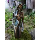 Gartendeko Figur: Bronzefigur Garten,  Frau sitzend / kniend, Noèlle klein, Wasserspeier Frau, Frauen-Akt, 35 cm hoch