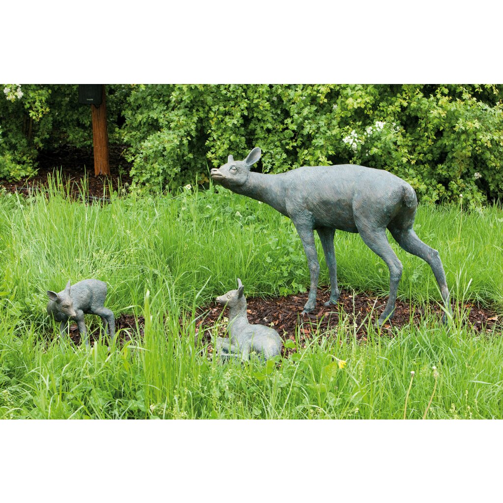 Gartendeko Figur: Bronzefigur Garten, Reh (Rehgeiß), 108 cm lang 	 
		 (Gartenfigur, Gartenskulptur, Bronzefigur, Bronzeskulptur)  
	