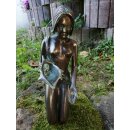 Gartendeko Figur: Bronzefigur Garten, Frau sitzend / kniend,  Noèlle groß, Wasserspeier Frau, 56 cm hoch