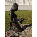 Gartendeko Figur: Bronzefigur Garten, Frau sitzend / kniend,  Noèlle groß, Wasserspeier Frau, 56 cm hoch