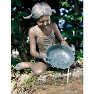 Details:   Gartendeko: Bronzefigur Mädchen sitzend, Sara, Wasserspeier/Brunnen, 33 cm hoch / Bronzefigur, Bronzeskulptur, Gartenfigur, Gartenskulptur, Bronze-Gartenfigur 