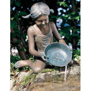 Gartendeko: Bronzefigur Mädchen sitzend, Sara, Wasserspeier/Brunnen, 33 cm hoch