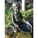 Gartendeko: Bronzefigur Mädchen sitzend, Sara, Wasserspeier/Brunnen, 33 cm hoch