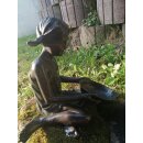 Gartendeko: Bronzefigur Mädchen sitzend, Sara, Wasserspeier/Brunnen, 33 cm hoch