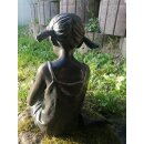 Gartendeko: Bronzefigur Mädchen sitzend, Sara, Wasserspeier/Brunnen, 33 cm hoch