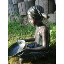 Gartendeko: Bronzefigur Mädchen sitzend, Sara, Wasserspeier/Brunnen, 33 cm hoch