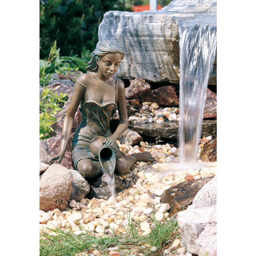 Gartendeko Figur: Bronzefigur Garten,  Frau sitzend, Elonie, Wasserspeier Frau / Mädchen, 39 cm hoch 	 
		 (Bronzefigur, Gartenfigur,Bronzefigur, Bronzeskulptur)  
	