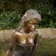 Gartendeko Figur: Bronzefigur Garten, Frau sitzend, Elonie groß, Wasserspeier Frau / Mädchen, 66 cm hoch