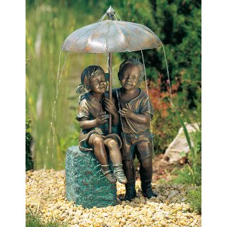 Details:   Gartendeko: Bronzefigur Regenschirmkapriolen (Junge links, mit Bronze-Sockel), Wasserspeier/Brunnen, 86 cm hoch / Bronzefigur, Bronzeskulptur, Gartenfigur, Gartenskulptur, Bronze-Gartenfigur 