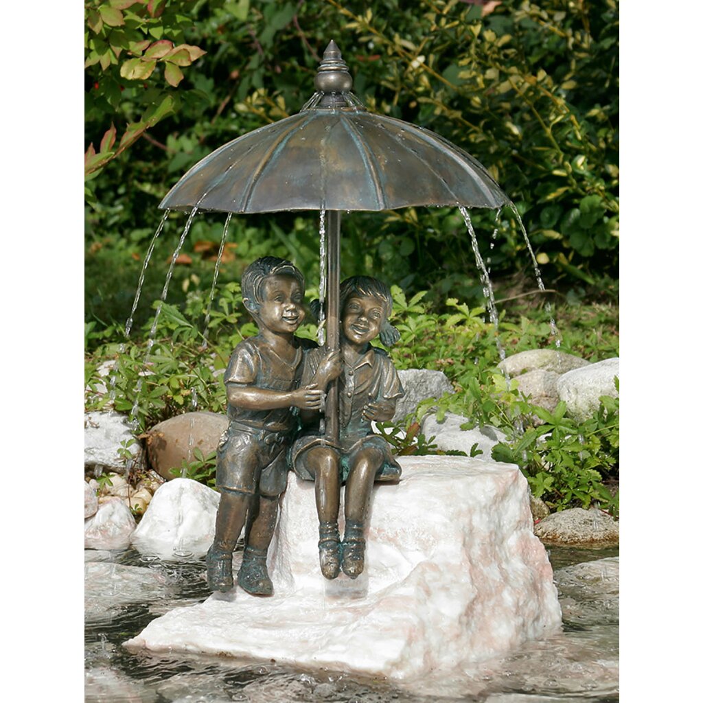 Gartendeko: Bronzefigur Schirmpärchen midi, Wasserspeier/Brunnen, 50 cm hoch 	 
		 (Bronzefigur, Bronzeskulptur, Gartenfigur, Gartenskulptur, Bronze-Gartenfigur)  
	